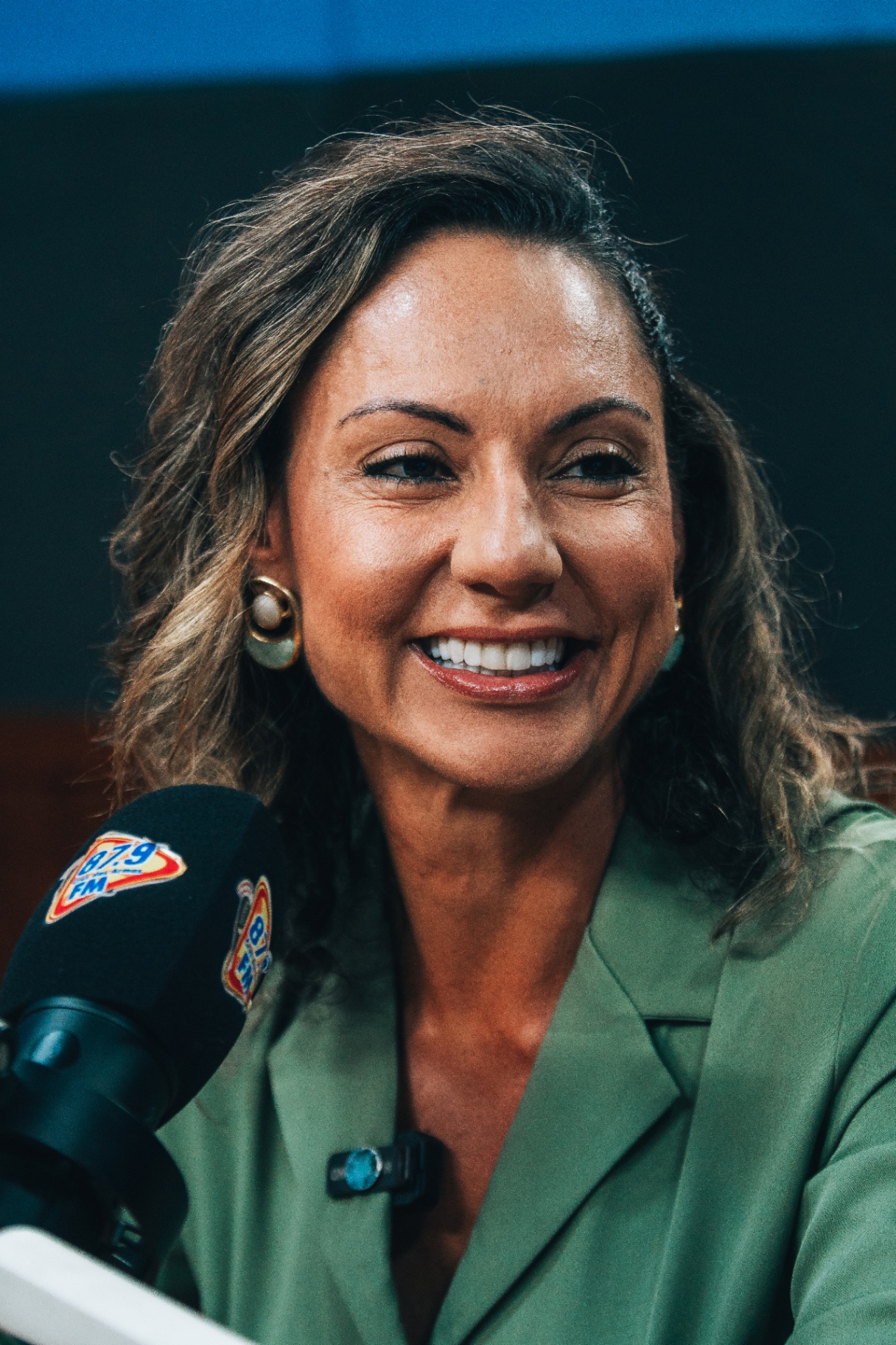 Dra. Clarissa Rios em ambiente de estúdio, emoldurada em quadro