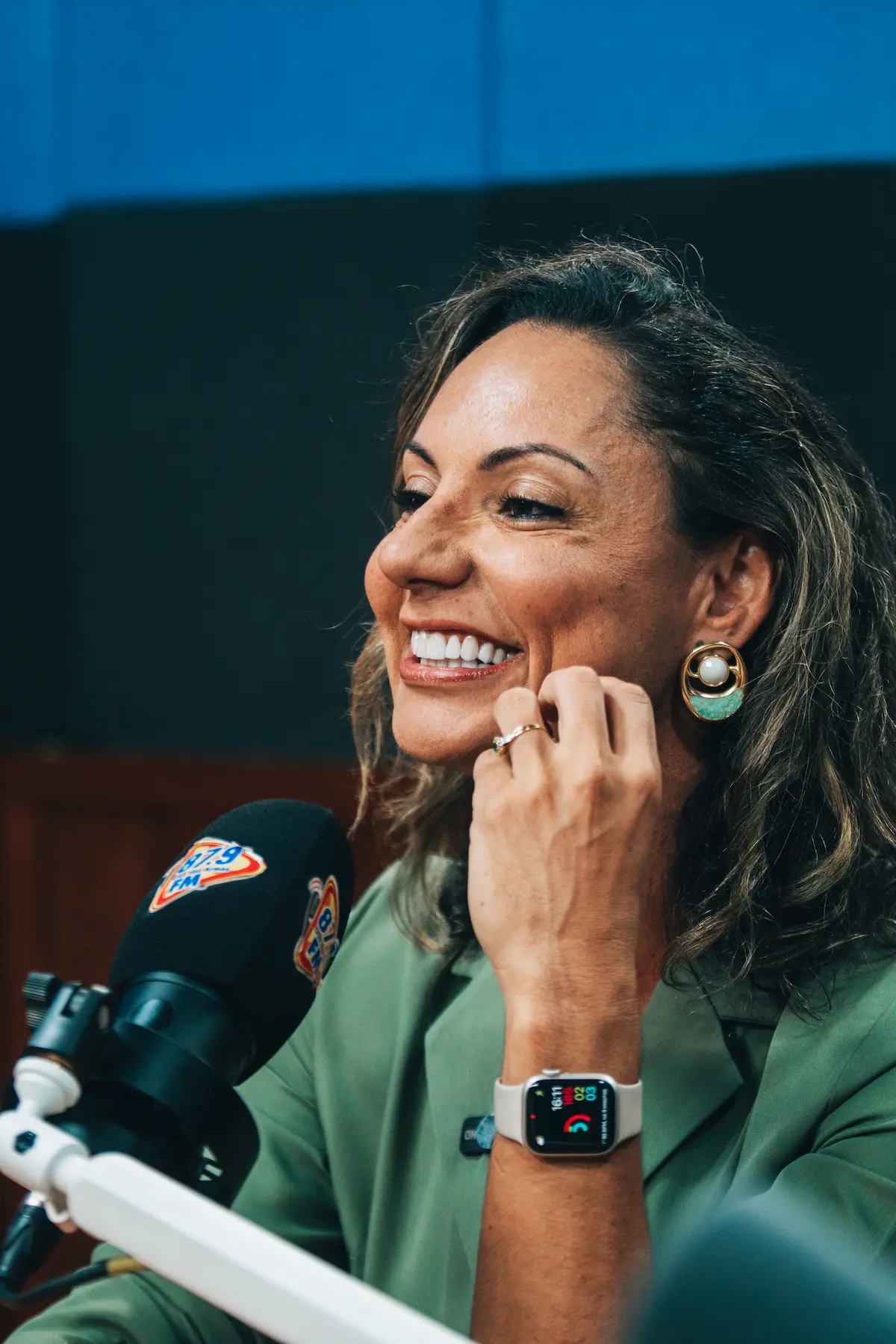 Dra. Clarissa Rios em ambiente de estúdio, emoldurada em quadro