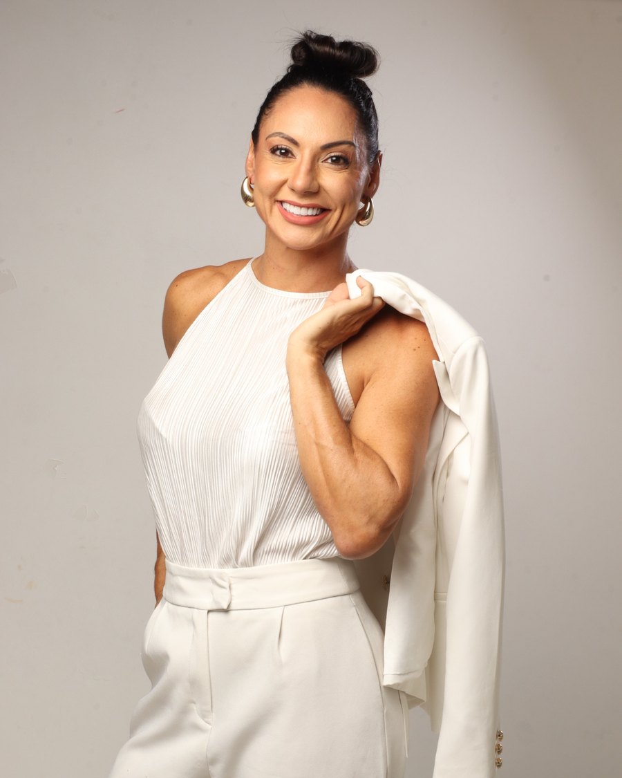 Dra. Clarissa Rios em retrato profissional